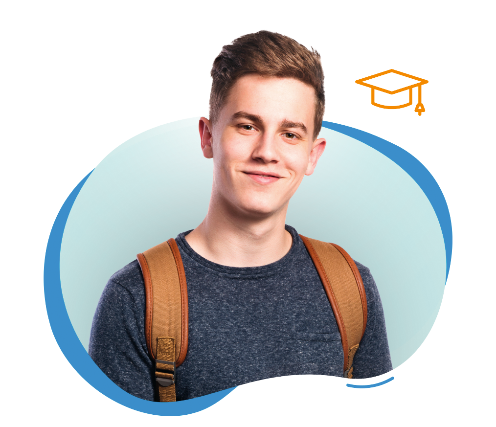 Junger Mann mit Rucksack schaut lächelnd in die Kamera, daneben ein Symbol eines Doktorhuts.